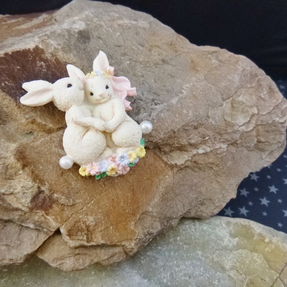 Mr. & Mrs. Bunny Vintage 1999 Avon “Novelty Bunny” Pin in Original Box. Wedding - Picture 2 of 4